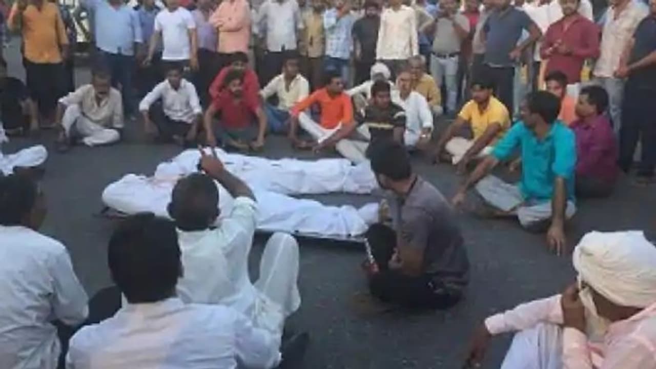 लॉकडाउन खुलने के बाद घूमने निकले थे 3 दोस्त, मुलाकात हुई और 2 की दर्दनाक मौत..तीसरा चीखता रह गया लॉकडाउन खुलने के बाद घूमने निकले थे 3 दोस्त, मुलाकात हुई और 2 की दर्दनाक मौत..तीसरा चीखता रह गया