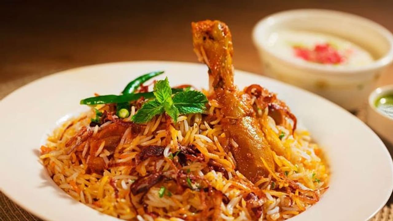 ಕೊರೋನಾ ಭೀತಿ: ಬಾಯಲ್ಲಿ ನಿರೂರಿಸುವ ಕೌಲ್ಬಜಾರ್ ಬಿರಿಯಾನಿ ಕೇಳೋರೇ ಇಲ್ಲ..! ಕೊರೋನಾ ಭೀತಿ: ಬಾಯಲ್ಲಿ ನಿರೂರಿಸುವ ಕೌಲ್ಬಜಾರ್ ಬಿರಿಯಾನಿ ಕೇಳೋರೇ ಇಲ್ಲ..!