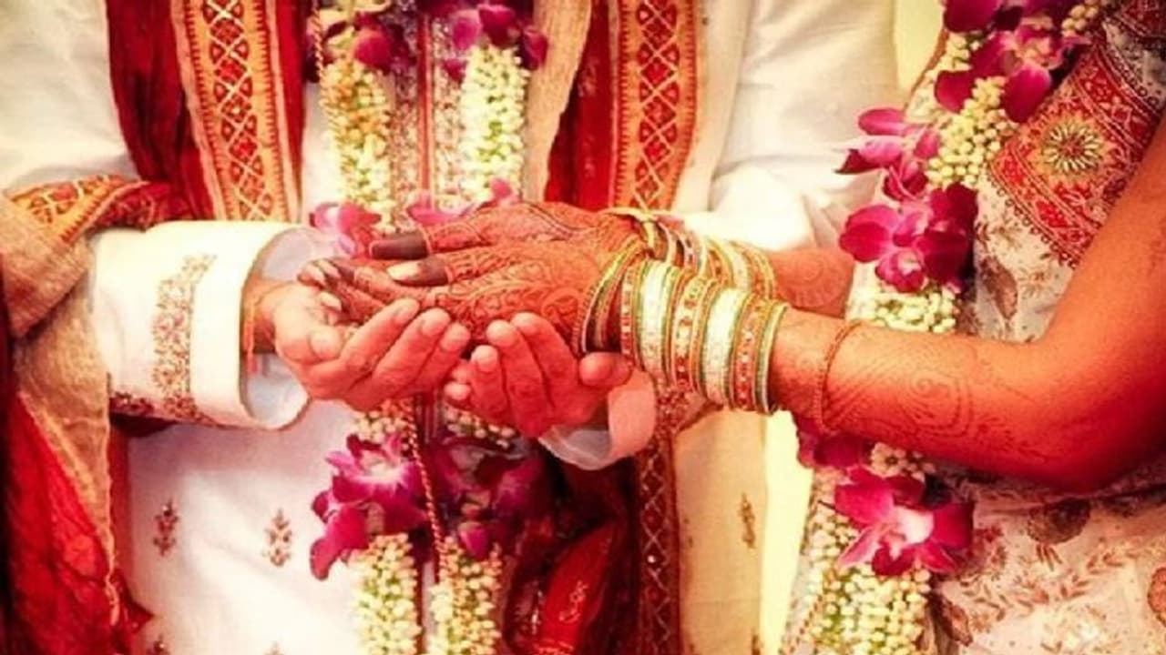 ಗಿಫ್ಟ್ ಸಿಕ್ಕಿದ್ದ ಆಟಿಕೆ ಸ್ಫೋಟ: ನವವಿವಾಹಿತನಿಗೆ ಗಾಯ, ಭಗ್ನಪ್ರೇಮಿಯ ಕಿತಾಪತಿ ಗಿಫ್ಟ್ ಸಿಕ್ಕಿದ್ದ ಆಟಿಕೆ ಸ್ಫೋಟ: ನವವಿವಾಹಿತನಿಗೆ ಗಾಯ, ಭಗ್ನಪ್ರೇಮಿಯ ಕಿತಾಪತಿ