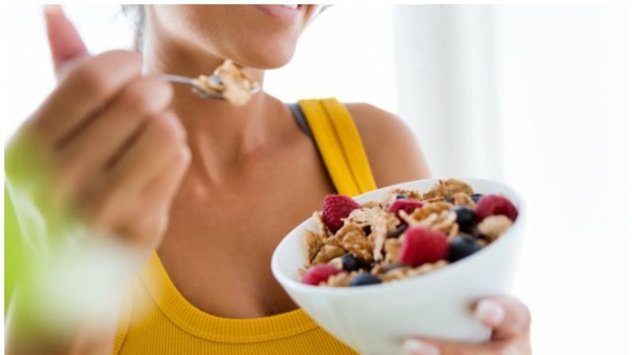 ആഹാരം കഴിച്ച ഉടന് ചെയ്യാൻ പാടില്ലാത്ത നാല് കാര്യങ്ങൾ ആഹാരം കഴിച്ച ഉടന് ചെയ്യാൻ പാടില്ലാത്ത നാല് കാര്യങ്ങൾ