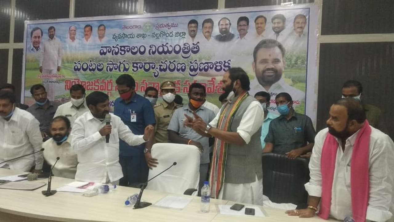 జగదీష్ రెడ్డి వర్సెస్ ఉత్తమ్: నువ్వెంతంటే నువ్వెంతంటూ స్టేజీపైనే వాగ్యుద్ధం జగదీష్ రెడ్డి వర్సెస్ ఉత్తమ్: నువ్వెంతంటే నువ్వెంతంటూ స్టేజీపైనే వాగ్యుద్ధం