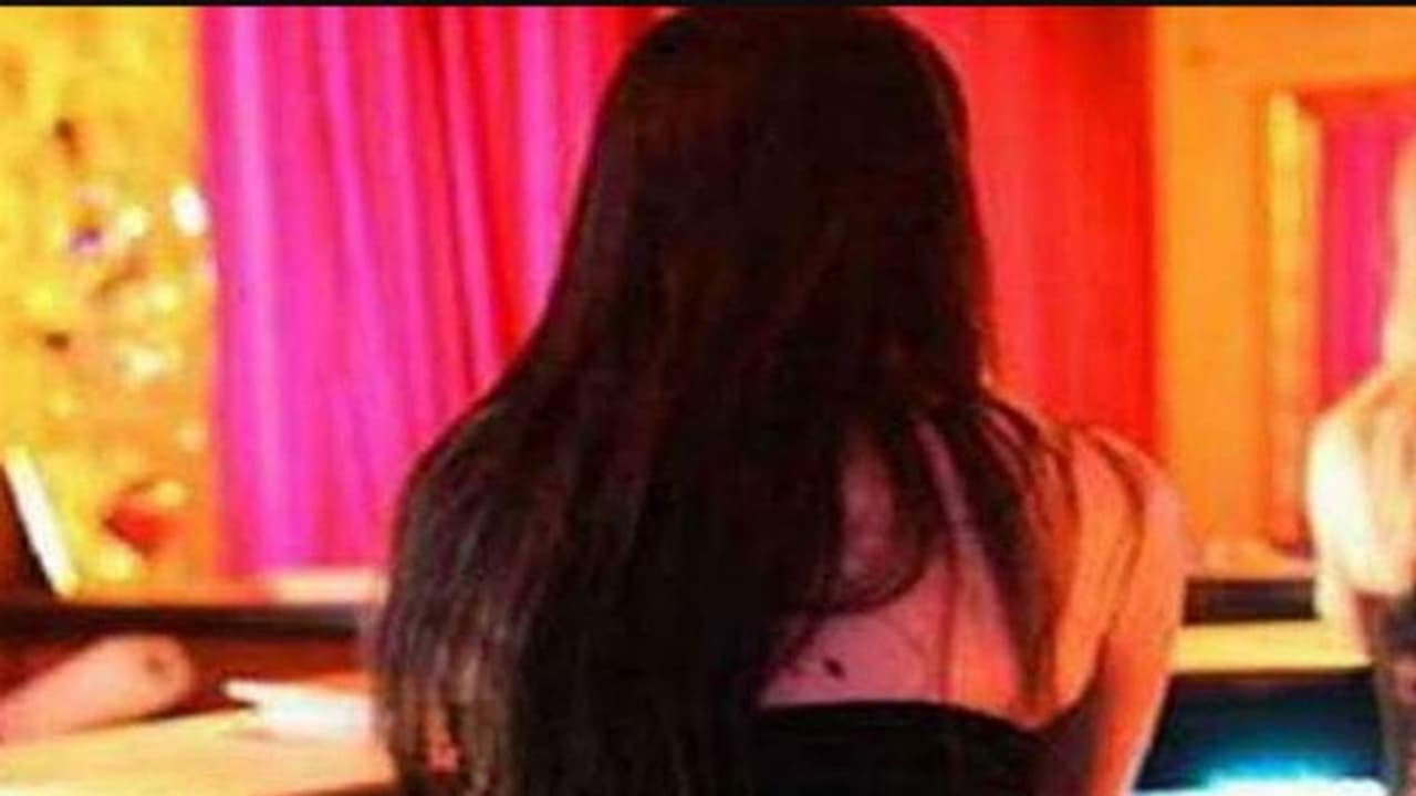 అఫైర్: మంచానికి చేతులు, కాళ్లు కట్టేసి బ్లేడుతో మర్మాంగాలు కోసిన భార్య అఫైర్: మంచానికి చేతులు, కాళ్లు కట్టేసి బ్లేడుతో మర్మాంగాలు కోసిన భార్య