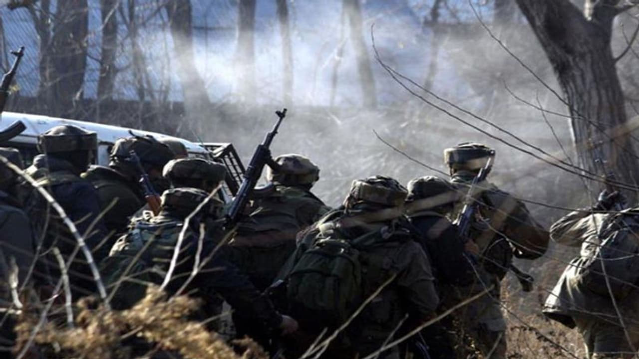 Jammu and Kashmir: Terrorists open fire at police in Kulgam, civilian injured Jammu and Kashmir: Terrorists open fire at police in Kulgam, civilian injured