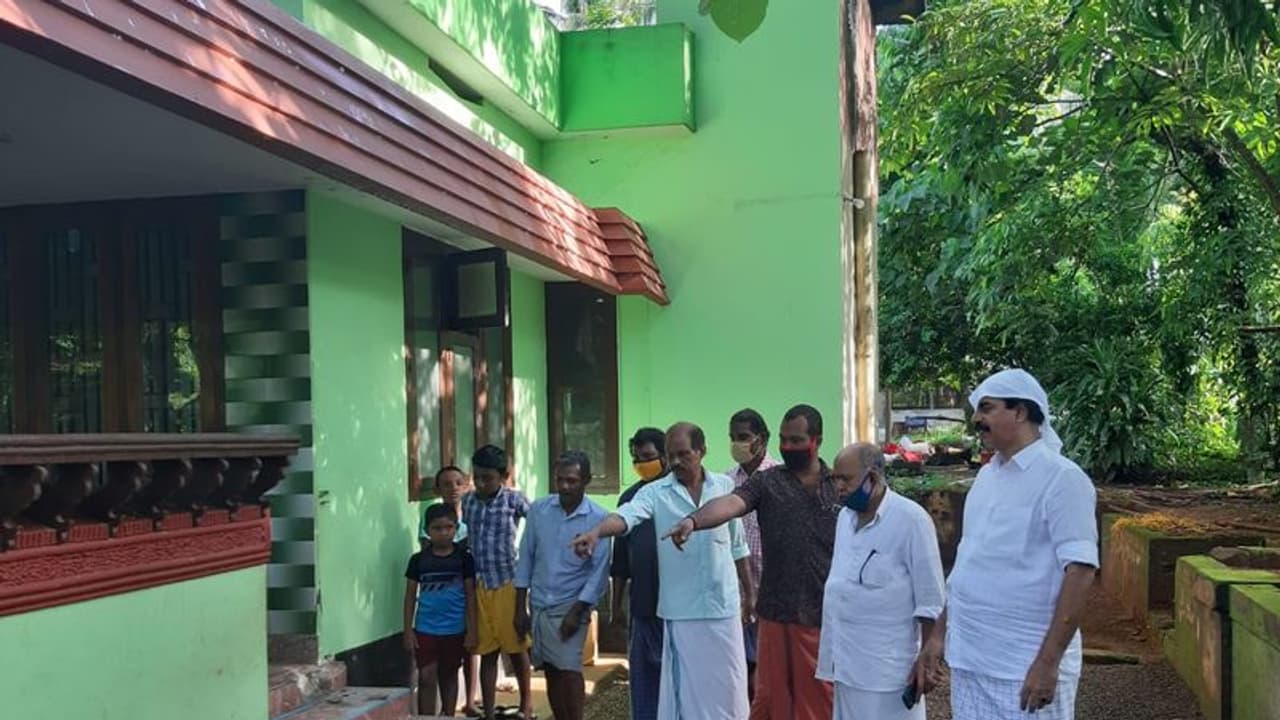 താമരശേരിയില്‍ ഇടിമിന്നലേറ്റ് വീട് തകര്‍ന്നു, ഉണക്കാനിട്ട വസ്ത്രങ്ങള്‍ വരെ കത്തിച്ചാമ്പലായി