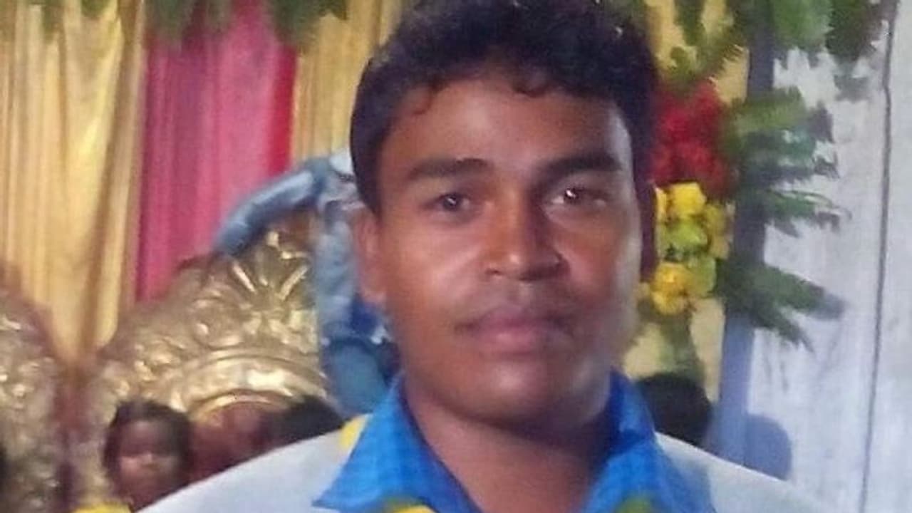 महिला बच्चों की आड़ लेकर नक्सलियों ने पुलिस पर किया हमला, DSP और एक जवान हुए शहीद महिला बच्चों की आड़ लेकर नक्सलियों ने पुलिस पर किया हमला, DSP और एक जवान हुए शहीद