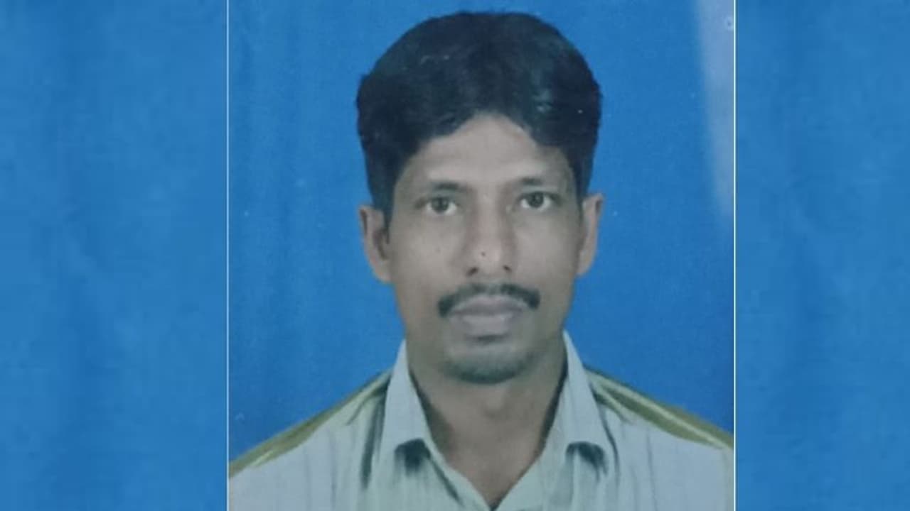 ചരക്ക് ലോറി കയറ്റത്തില് പിറകോട്ട് ഇറങ്ങി; ടയറിന് തടസം വയ്ക്കവെ ഡ്രൈവര്ക്ക് ദാരുണാന്ത്യം ചരക്ക് ലോറി കയറ്റത്തില് പിറകോട്ട് ഇറങ്ങി; ടയറിന് തടസം വയ്ക്കവെ ഡ്രൈവര്ക്ക് ദാരുണാന്ത്യം