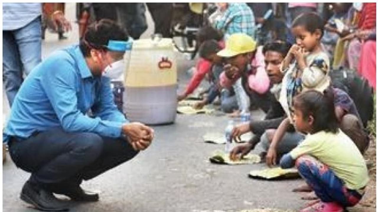 ദില്ലി എയിംസിലെ ഡ്യൂട്ടി കഴിഞ്ഞാല് ഈ ഡോക്ടര് ഭക്ഷണവുമായി തെരുവിലേക്കെത്തും; ലോക്ക്ഡൌണ് മാതൃക ദില്ലി എയിംസിലെ ഡ്യൂട്ടി കഴിഞ്ഞാല് ഈ ഡോക്ടര് ഭക്ഷണവുമായി തെരുവിലേക്കെത്തും; ലോക്ക്ഡൌണ് മാതൃക