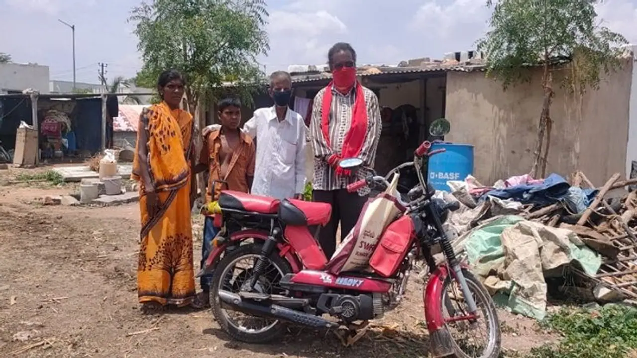 ಲಾಕ್ಡೌನ್: ಆಂಧ್ರದಲ್ಲಿ ಸಿಲುಕಿದವರು TVS ಬೈಕ್ ಮೂಲಕ ಕೊಪ್ಪಳಕ್ಕೆ..! ಲಾಕ್ಡೌನ್: ಆಂಧ್ರದಲ್ಲಿ ಸಿಲುಕಿದವರು TVS ಬೈಕ್ ಮೂಲಕ ಕೊಪ್ಪಳಕ್ಕೆ..!