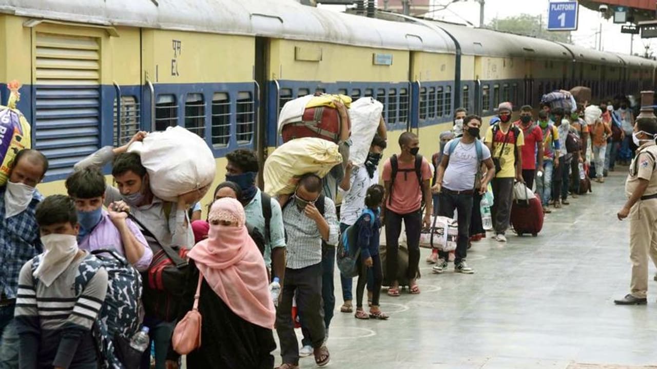 ಕೊರೋನಾ ಆತಂಕ: ಮುಂಬೈ ಗದಗ ರೈಲು ಮೂಲಕ ವಿಜಯಪುರ ಜಿಲ್ಲೆಗೆ 210 ಜನ ಆಗಮನ ಕೊರೋನಾ ಆತಂಕ: ಮುಂಬೈ ಗದಗ ರೈಲು ಮೂಲಕ ವಿಜಯಪುರ ಜಿಲ್ಲೆಗೆ 210 ಜನ ಆಗಮನ