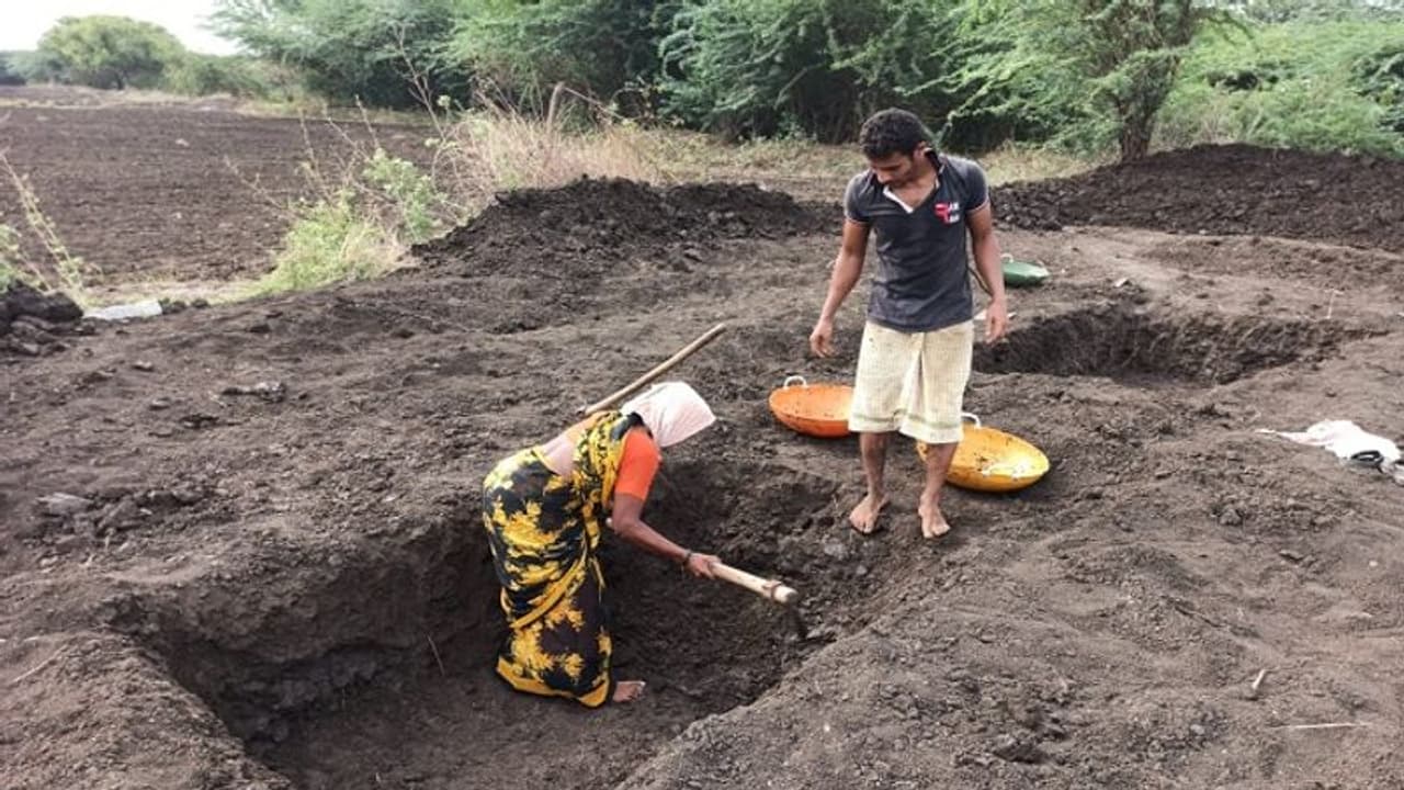 ಕೊರೋನಾ ತಂದ ಸಂಕಷ್ಟ: ಕುಟುಂಬ ನಿರ್ವಹಣೆಗೆ ಕೂಲಿ ಕೆಲಸಕ್ಕೆ ಮುಂದಾದ ಎಂಜಿನಿಯರ್..! ಕೊರೋನಾ ತಂದ ಸಂಕಷ್ಟ: ಕುಟುಂಬ ನಿರ್ವಹಣೆಗೆ ಕೂಲಿ ಕೆಲಸಕ್ಕೆ ಮುಂದಾದ ಎಂಜಿನಿಯರ್..!