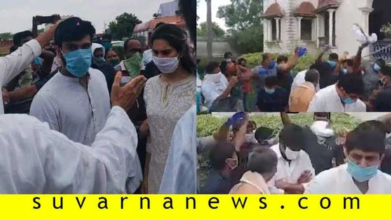 ಚಿರಂಜೀವಿ ಕುಟುಂಬದ ಮೇಲೆ ಜೇನು ದಾಳಿ; ಫೋಟೋ ವೈರಲ್ ? ಚಿರಂಜೀವಿ ಕುಟುಂಬದ ಮೇಲೆ ಜೇನು ದಾಳಿ; ಫೋಟೋ ವೈರಲ್ ?