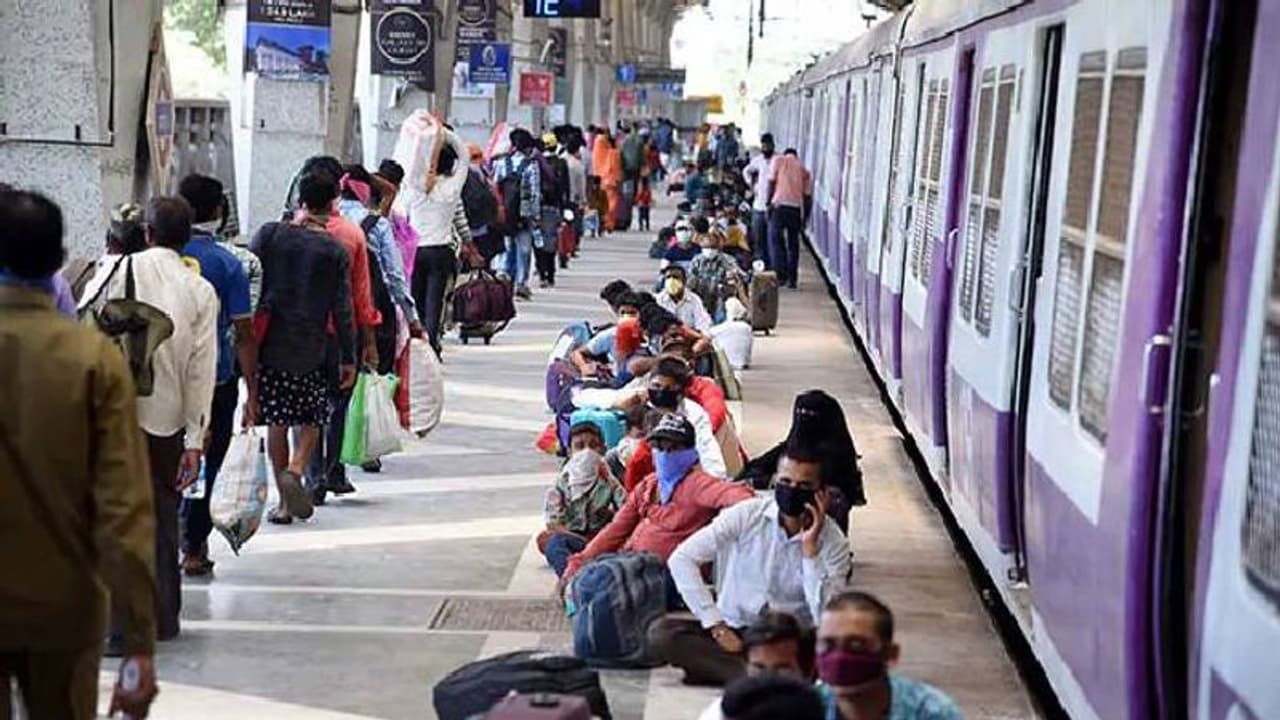 ರೈಲಿನ ಜತೆಗೇ ಓಡಿ ಅಳುತ್ತಿದ್ದ ಮಗುವಿಗೆ ಹಾಲು ಕೊಟ್ಟ ಪೇದೆ; ಕರ್ತವ್ಯ ಪ್ರಜ್ಞೆಗೆ ಸಲಾಂ ಎಂದ ಗೋಯೆಲ್