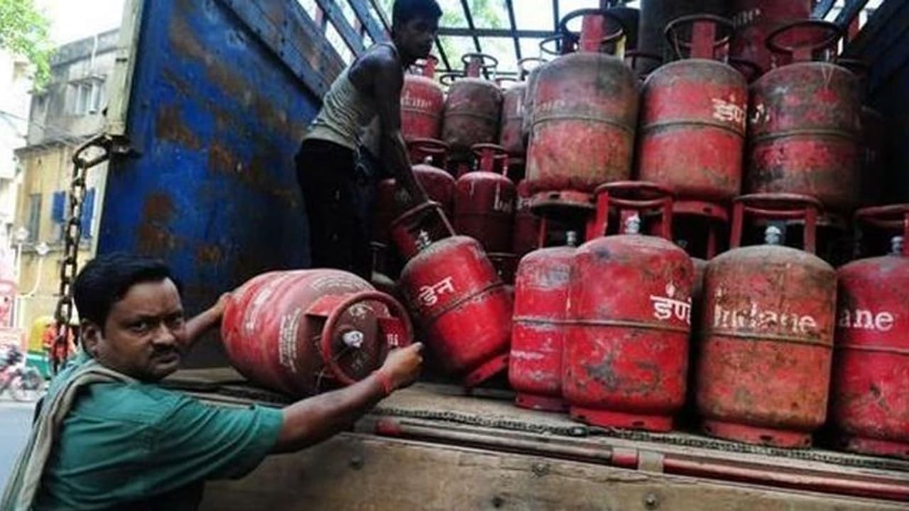 अनलॉक 1 के पहले दिन ही आम लोगों पर पड़ी महंगाई की मार, महंगा हुआ LPG सिलेंडर अनलॉक 1 के पहले दिन ही आम लोगों पर पड़ी महंगाई की मार, महंगा हुआ LPG सिलेंडर