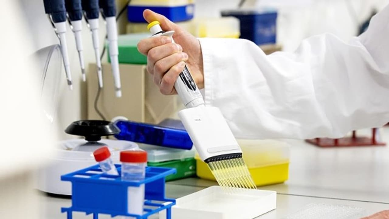 కరోనా వ్యాక్సిన్ పై కన్ఫూజన్: ఐసీఎంఆర్ ప్రకటనపై కేంద్రం క్లారిటీ.. కరోనా వ్యాక్సిన్ పై కన్ఫూజన్: ఐసీఎంఆర్ ప్రకటనపై కేంద్రం క్లారిటీ..