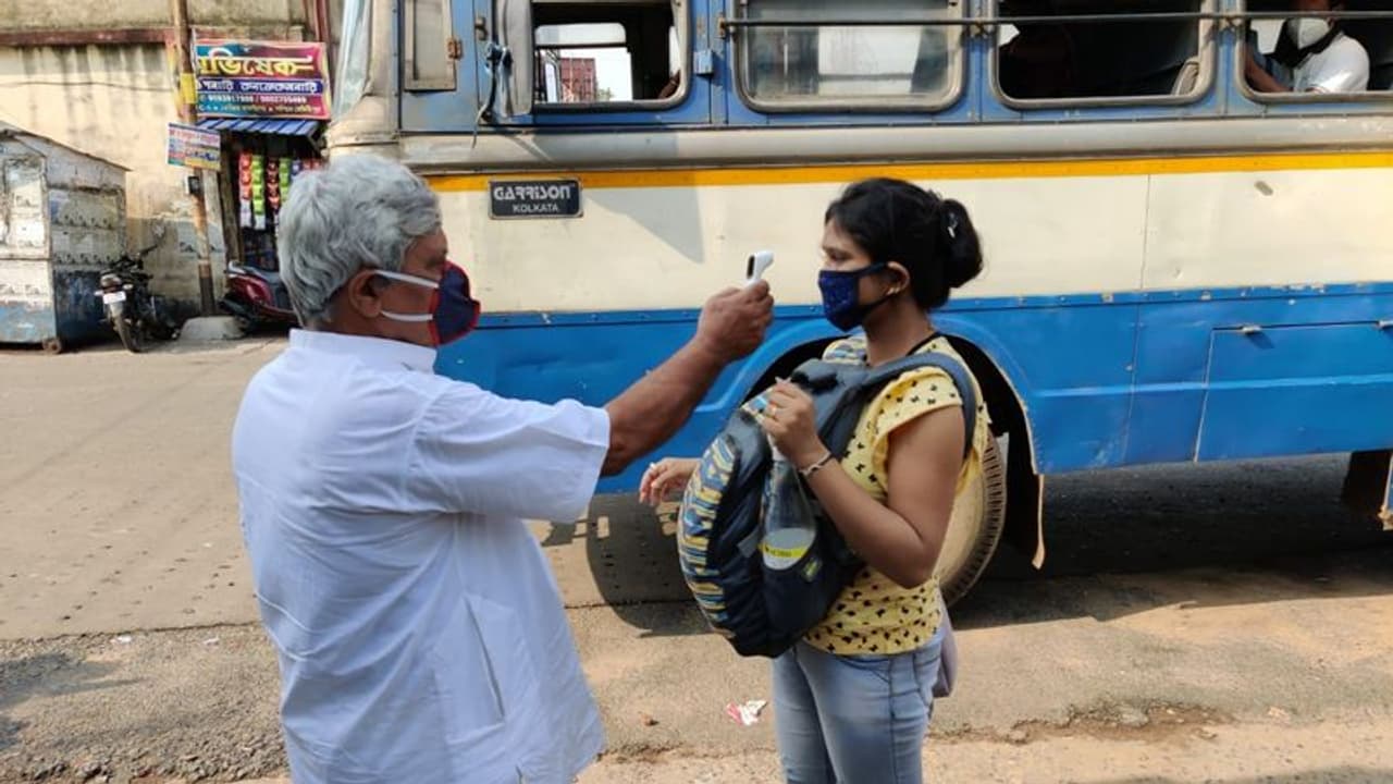 রাস্তায় দেখা গেল না বেসরকারি বাস, সরকারি বাসে যাত্রীদের থার্মাল পরীক্ষা করা হল রাস্তায় দেখা গেল না বেসরকারি বাস, সরকারি বাসে যাত্রীদের থার্মাল পরীক্ষা করা হল