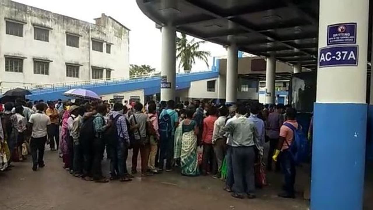 লকডাউন শিথিল হতেই শিকেয় উঠল সামাজিক দূরত্ব, গড়িয়ার বাসস্ট্যান্ডে গিজগিজ করছে যাত্রী লকডাউন শিথিল হতেই শিকেয় উঠল সামাজিক দূরত্ব, গড়িয়ার বাসস্ট্যান্ডে গিজগিজ করছে যাত্রী