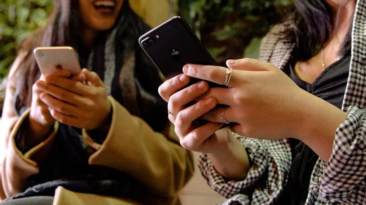 ಮೊಬೈಲ್ ಕಂಪನಿಗಳನ್ನು ಸೆಳೆಯಲು ಕೇಂದ್ರದ ಬಿಗ್ ಆಫರ್! ಮೊಬೈಲ್ ಕಂಪನಿಗಳನ್ನು ಸೆಳೆಯಲು ಕೇಂದ್ರದ ಬಿಗ್ ಆಫರ್!