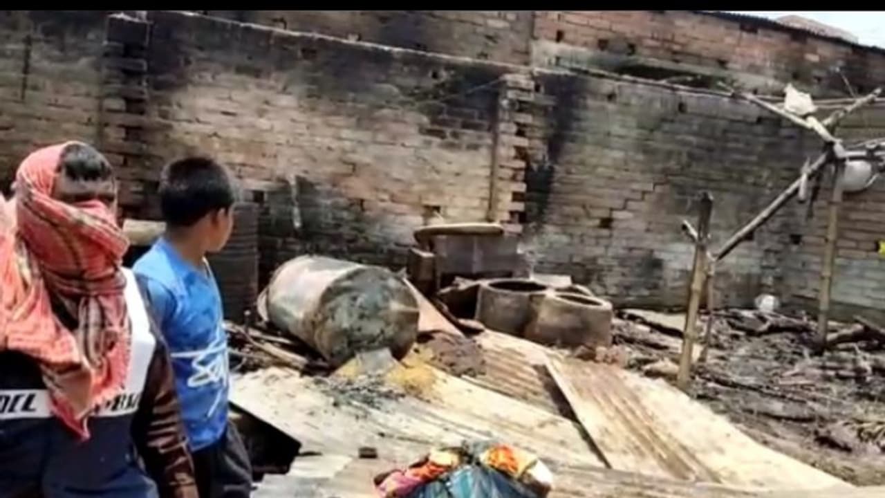 তৃণমূলের গোষ্ঠী সংঘর্ষে রণক্ষেত্র ভগবানগোলা, চলল ভাঙচুর অগ্নিসংযোগ তৃণমূলের গোষ্ঠী সংঘর্ষে রণক্ষেত্র ভগবানগোলা, চলল ভাঙচুর অগ্নিসংযোগ