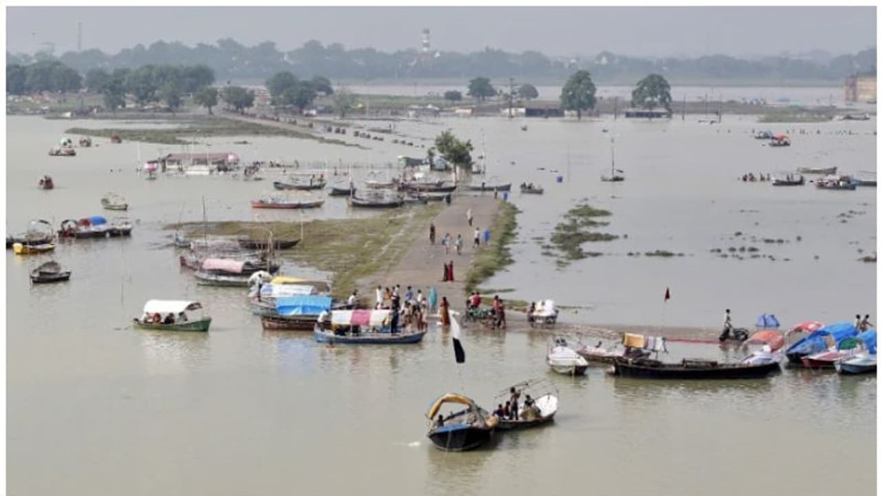 മഴക്കാലവും വന്നെത്തി, വെല്ലുവിളികളേറെ, എത്രത്തോളം നാം സജ്ജമാകണം? മഴക്കാലവും വന്നെത്തി, വെല്ലുവിളികളേറെ, എത്രത്തോളം നാം സജ്ജമാകണം?
