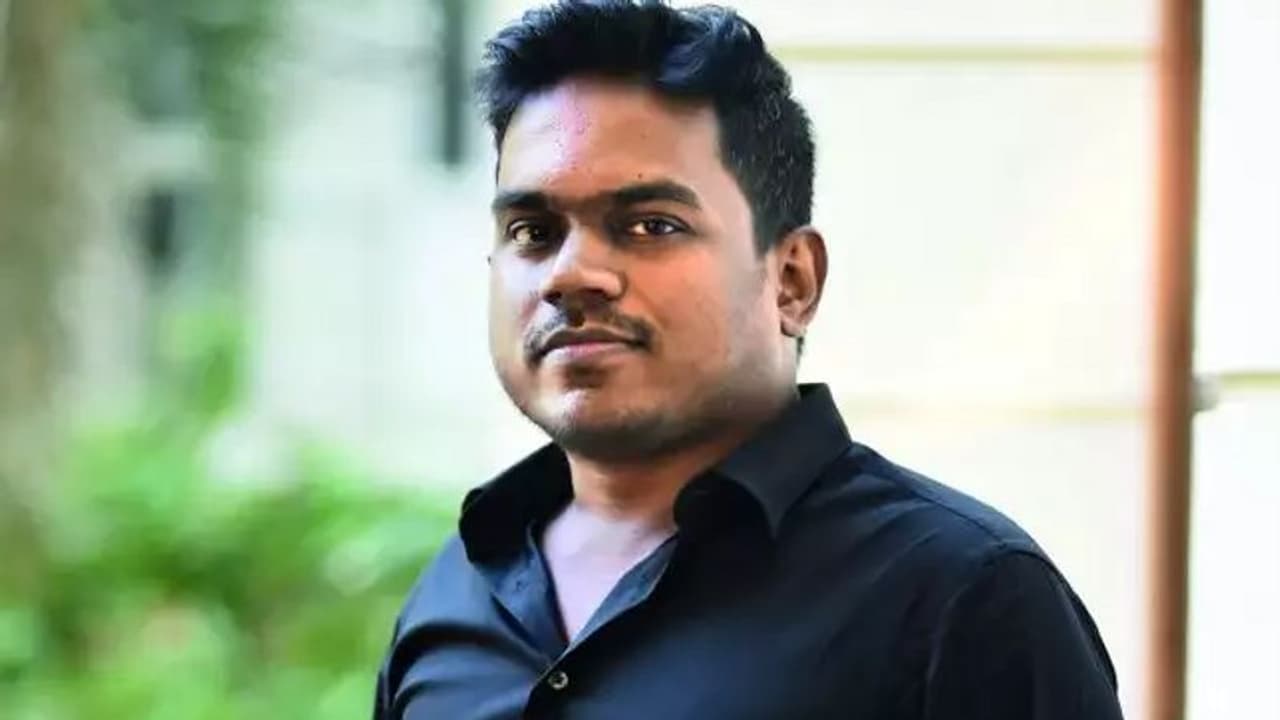 யுவன் சங்கர் ராஜா போட்ட அந்த பதிவு..! ரசிகர்கள் செய்த செயலால்... சுவர் இடிந்து விழுந்து 6 பேர் காயம்! யுவன் சங்கர் ராஜா போட்ட அந்த பதிவு..! ரசிகர்கள் செய்த செயலால்... சுவர் இடிந்து விழுந்து 6 பேர் காயம்!