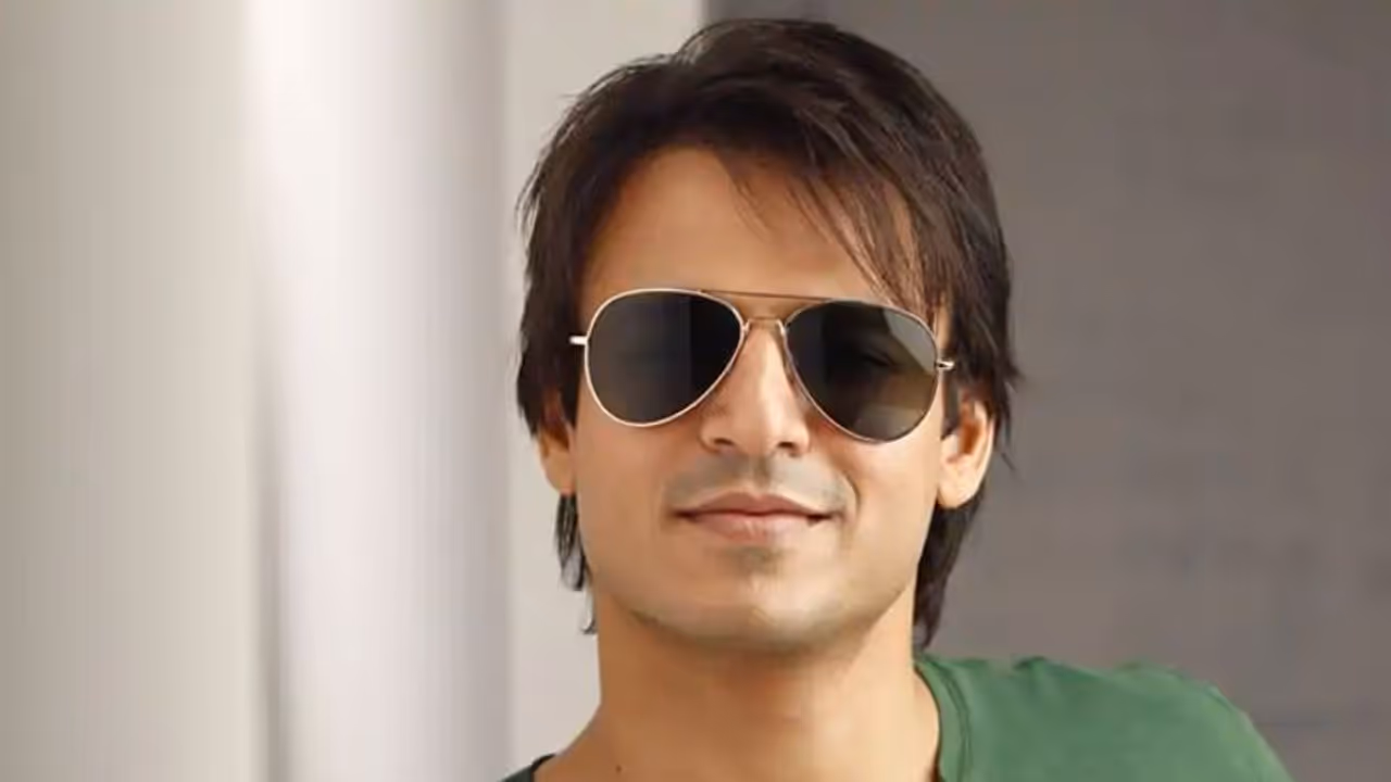 ബെംഗളൂരു മയക്കുമരുന്ന് കേസ്; ഒളിവിലെ പ്രതിക്കായി വിവേക് ഒബ്റോയിയുടെ വീട്ടില് റെയ്ഡ് ബെംഗളൂരു മയക്കുമരുന്ന് കേസ്; ഒളിവിലെ പ്രതിക്കായി വിവേക് ഒബ്റോയിയുടെ വീട്ടില് റെയ്ഡ്