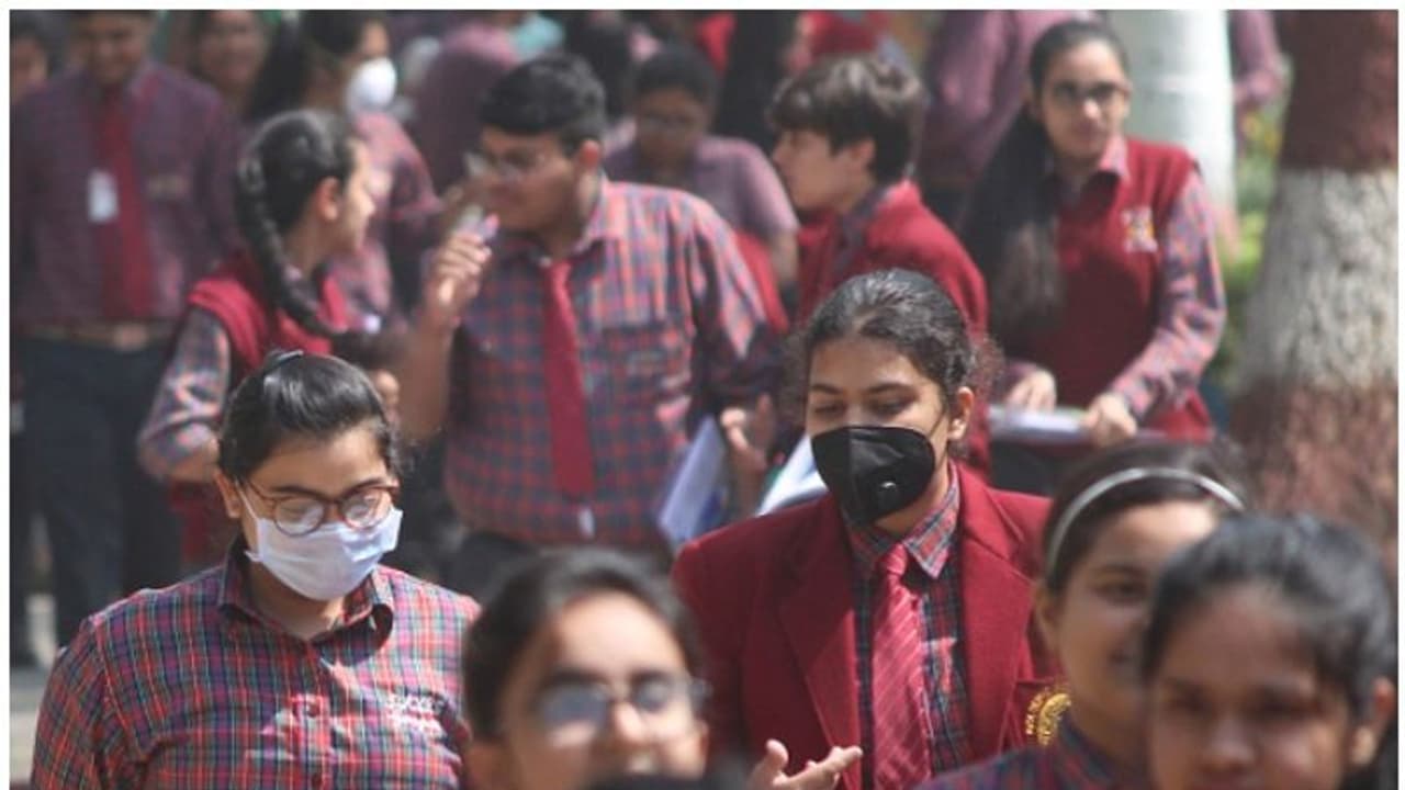 4 ವಿದ್ಯಾಸಂಸ್ಥೆಗಳ ಶಾಲಾ ಶುಲ್ಕ 70 ಲಕ್ಷ ರು. ಮನ್ನಾ ಮಾಡಿದ ಶಾಸಕ 4 ವಿದ್ಯಾಸಂಸ್ಥೆಗಳ ಶಾಲಾ ಶುಲ್ಕ 70 ಲಕ್ಷ ರು. ಮನ್ನಾ ಮಾಡಿದ ಶಾಸಕ