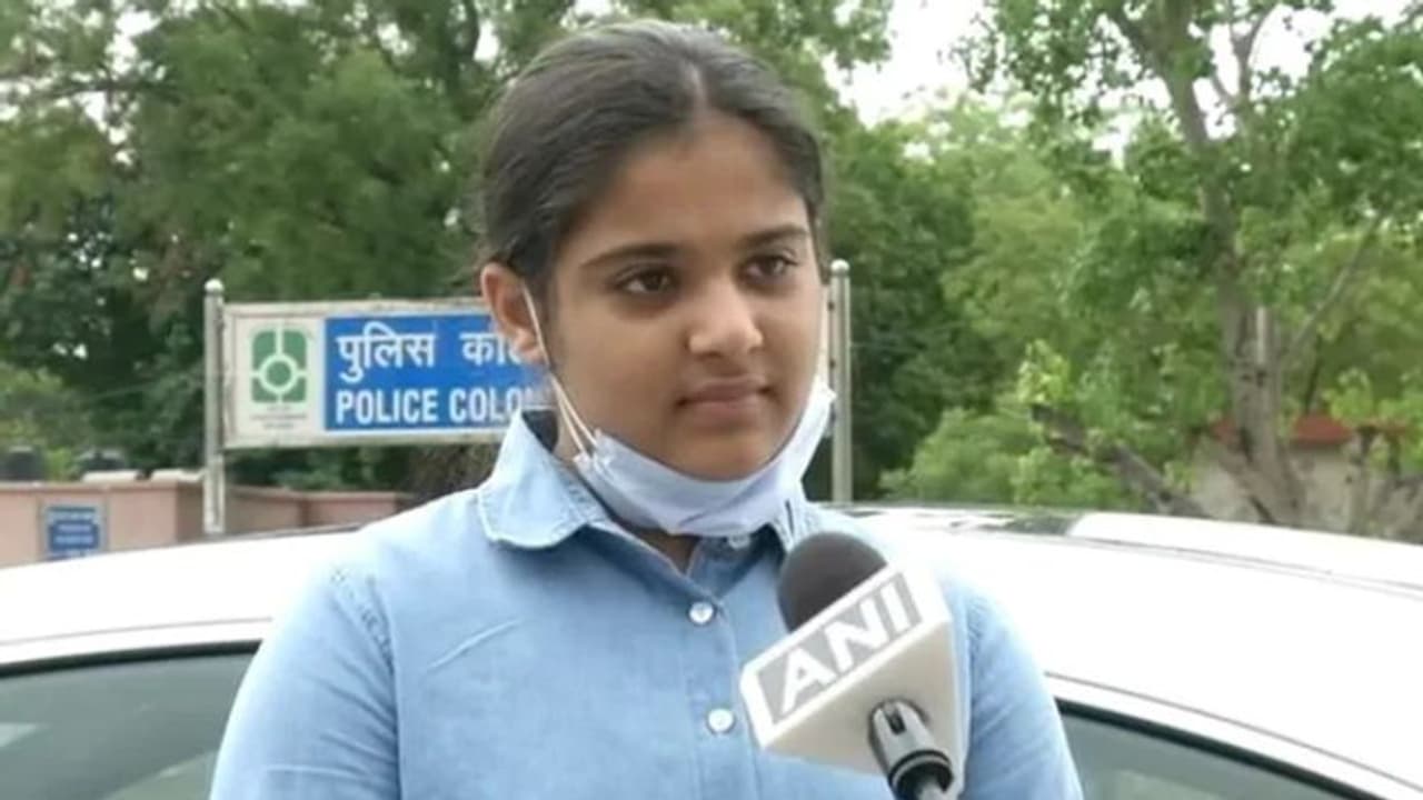 അതിഥി തൊഴിലാളികൾക്ക് നാട്ടിലെത്താൻ വിമാന ടിക്കറ്റ്; കുടുക്കയിൽ സ്വരൂക്കൂട്ടിയ പണം ചെലവഴിച്ച് പന്ത്രണ്ടുകാരി അതിഥി തൊഴിലാളികൾക്ക് നാട്ടിലെത്താൻ വിമാന ടിക്കറ്റ്; കുടുക്കയിൽ സ്വരൂക്കൂട്ടിയ പണം ചെലവഴിച്ച് പന്ത്രണ്ടുകാരി