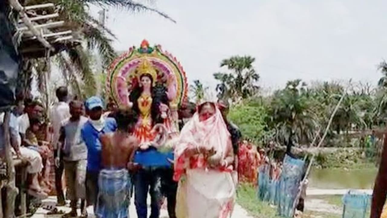ঘুর্ণিঝড় আমফানের দাপটে ত্রস্ত গ্রাম, প্রকৃতিকে তুষ্ট রাখতে গঙ্গাপুজো মহিলাদের ঘুর্ণিঝড় আমফানের দাপটে ত্রস্ত গ্রাম, প্রকৃতিকে তুষ্ট রাখতে গঙ্গাপুজো মহিলাদের