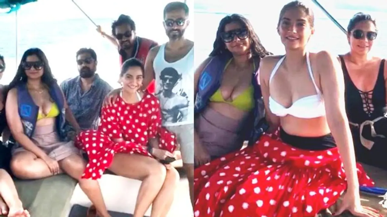 বিকিনি টপে দুই বোন, সোনমকে ছাঁপিয়ে গেল রিয়ার গ্ল্যামার বিকিনি টপে দুই বোন, সোনমকে ছাঁপিয়ে গেল রিয়ার গ্ল্যামার