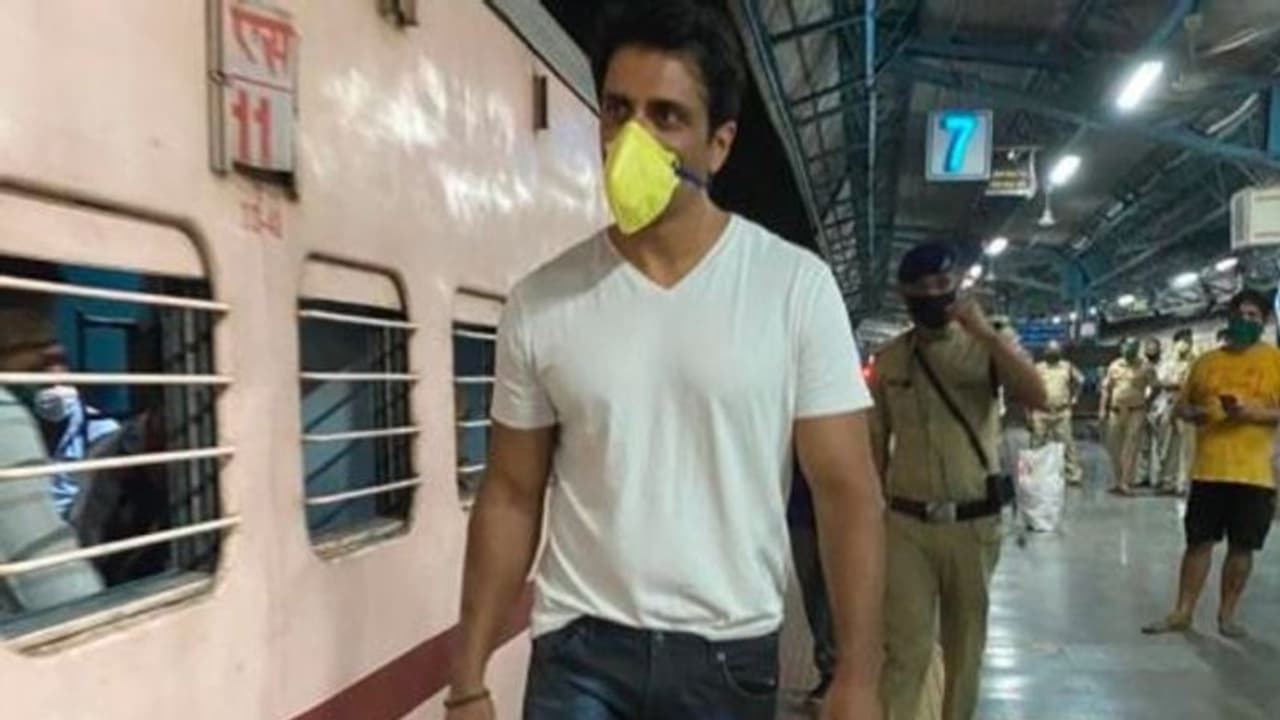 ಕಾರ್ಮಿಕರ ನೆರವಿಗೆ ನಿಂತ ಸೋನು ಸೂದ್ಗೆ ಪೊಲೀಸರ ಬ್ರೇಕ್! ಕಾರ್ಮಿಕರ ನೆರವಿಗೆ ನಿಂತ ಸೋನು ಸೂದ್ಗೆ ಪೊಲೀಸರ ಬ್ರೇಕ್!