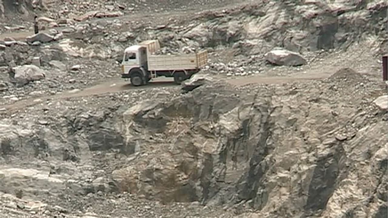 അനധികൃത ഖനനത്തിന് ശിക്ഷ നേരിടുന്ന ക്രഷർ കമ്പനി പിഴത്തുക പോലും അടയ്ക്കാതെ വീണ്ടും പാട്ടത്തിന് അപേക്ഷനില്‍കി