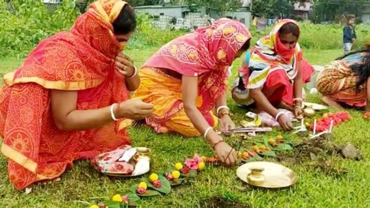 'ভয় থেকে ভগবান', শিলিগুড়িতে শুরু করোনা মাতার পুজো 'ভয় থেকে ভগবান', শিলিগুড়িতে শুরু করোনা মাতার পুজো