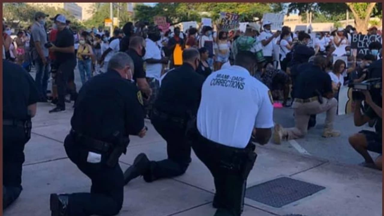 'ജോ​ർ​ജ് ഫ്ളോ​യ്ഡിന് നീതിവേണം': പ്രക്ഷോഭകര്‍ക്ക് മുന്നില്‍ മുട്ടുകുത്തി അമേരിക്കന്‍ പൊലീസ്