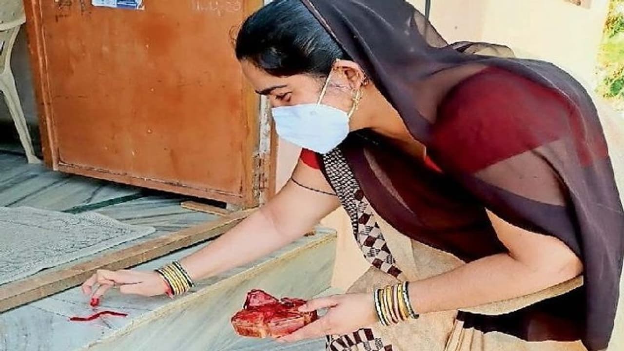 कोरोना के कहर में सुकून भरी तस्वीर, पॉजिटिव से निगेटिव हुई महिला ने दरवाजे पर स्वास्तिक बना ली एंट्री कोरोना के कहर में सुकून भरी तस्वीर, पॉजिटिव से निगेटिव हुई महिला ने दरवाजे पर स्वास्तिक बना ली एंट्री