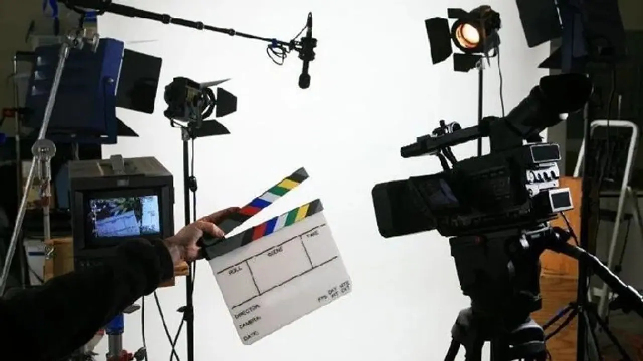 കോഴിക്കോട് ചേന്ദമംഗലൂരിൽ പള്ളിയിൽ ഷൂട്ടിംഗ് നടത്തുകയായിരുന്ന സിനിമ സംഘത്തിന് നേരെ ആക്രമണം കോഴിക്കോട് ചേന്ദമംഗലൂരിൽ പള്ളിയിൽ ഷൂട്ടിംഗ് നടത്തുകയായിരുന്ന സിനിമ സംഘത്തിന് നേരെ ആക്രമണം