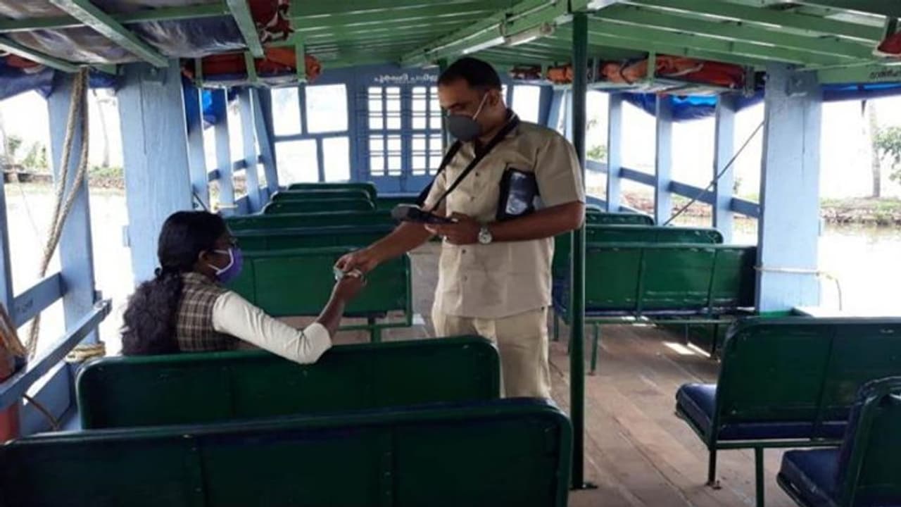 লকডাউনের কেরলে অন্য ছবি, ফাঁকা নৌকায় সওয়ার এক পরীক্ষার্থী লকডাউনের কেরলে অন্য ছবি, ফাঁকা নৌকায় সওয়ার এক পরীক্ষার্থী