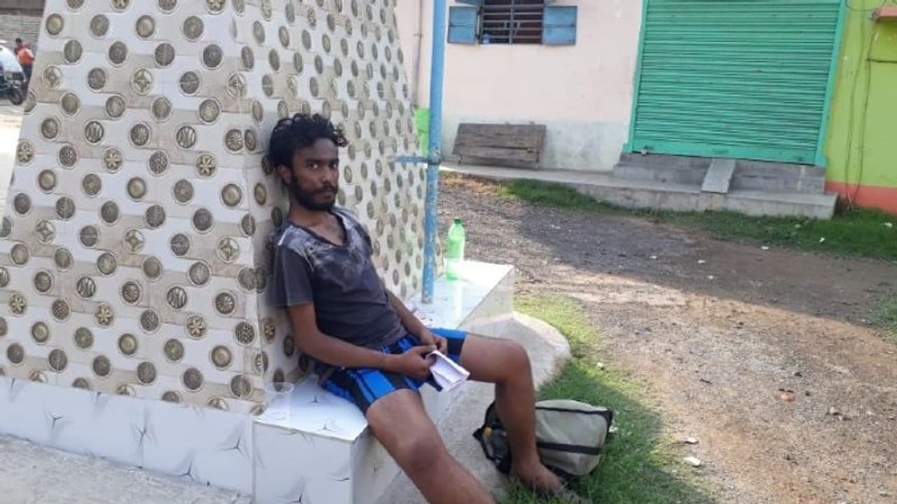 করোনার আতঙ্ক কাড়ল প্রাণ, গ্রামে ঢুকতে না পেরে বেঘোরে মৃত্যু পরিযায়ী শ্রমিকের করোনার আতঙ্ক কাড়ল প্রাণ, গ্রামে ঢুকতে না পেরে বেঘোরে মৃত্যু পরিযায়ী শ্রমিকের