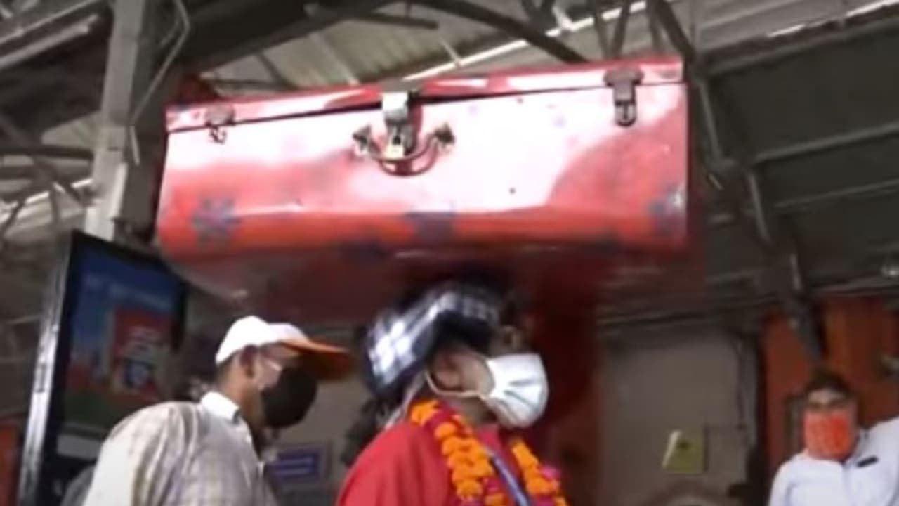 ಕೊರೋನಾ ಹೀರೋ: ವಲಸೆ ಕಾರ್ಮಿಕರಿಗೆ ಉಚಿತ ಸೇವೆ ನೀಡುತ್ತಿರುವ ಕೂಲಿ! ಕೊರೋನಾ ಹೀರೋ: ವಲಸೆ ಕಾರ್ಮಿಕರಿಗೆ ಉಚಿತ ಸೇವೆ ನೀಡುತ್ತಿರುವ ಕೂಲಿ!