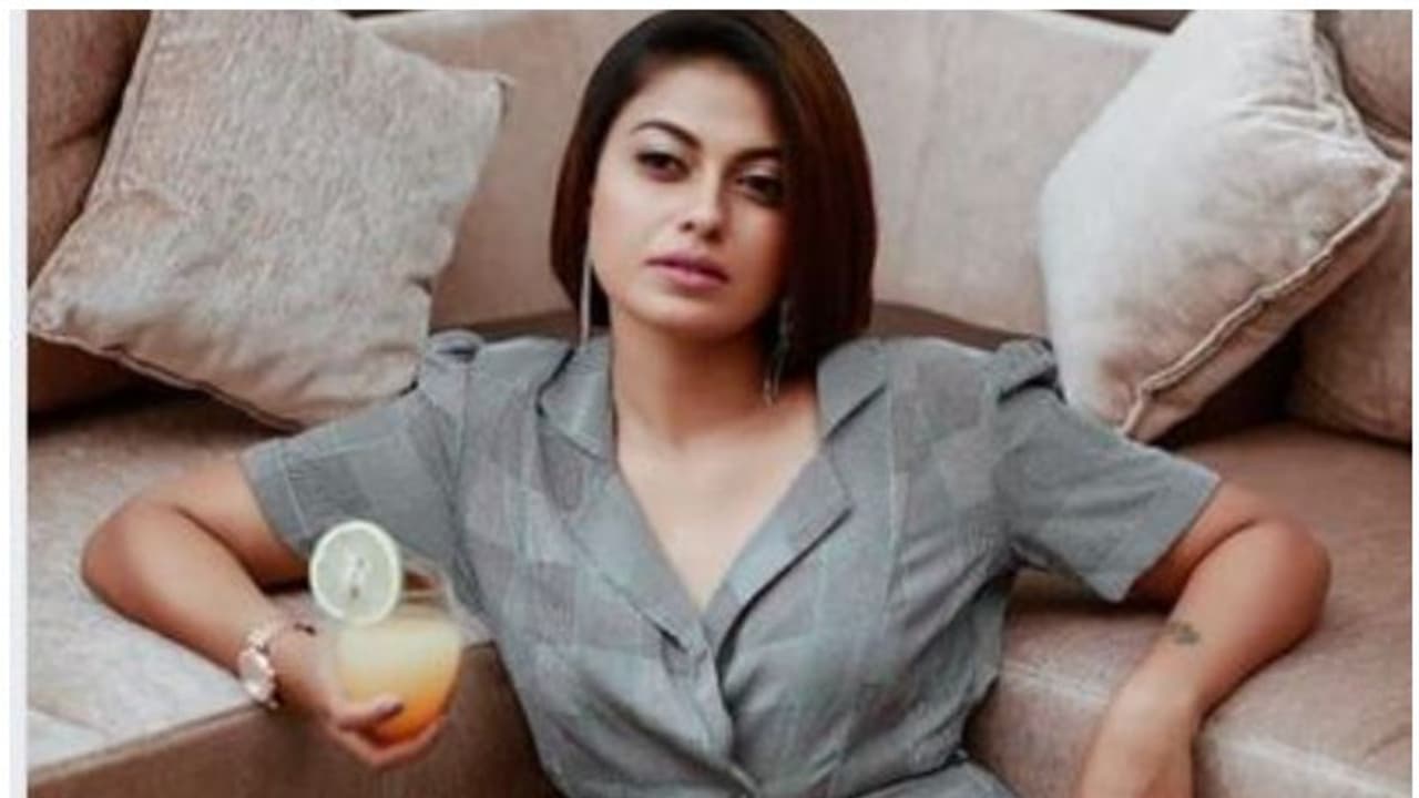 സിനിമയില് അവസരം കുറഞ്ഞതിനാലാണോ വസ്ത്രത്തിന്റെ നീളം കുറച്ചതെന്ന് കമന്റ്, മറുപടിയുമായി അനുശ്രീ സിനിമയില് അവസരം കുറഞ്ഞതിനാലാണോ വസ്ത്രത്തിന്റെ നീളം കുറച്ചതെന്ന് കമന്റ്, മറുപടിയുമായി അനുശ്രീ