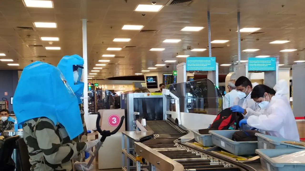 ട്രോളി പരിശോധിച്ചപ്പോൾ അധികൃതർ ഞെട്ടി; ലഭിച്ചത് 99 കോടി രൂപയുടെ ഹെറോയിൻ, ട്യൂഷൻ ടീച്ചർ പിടിയിൽ ട്രോളി പരിശോധിച്ചപ്പോൾ അധികൃതർ ഞെട്ടി; ലഭിച്ചത് 99 കോടി രൂപയുടെ ഹെറോയിൻ, ട്യൂഷൻ ടീച്ചർ പിടിയിൽ