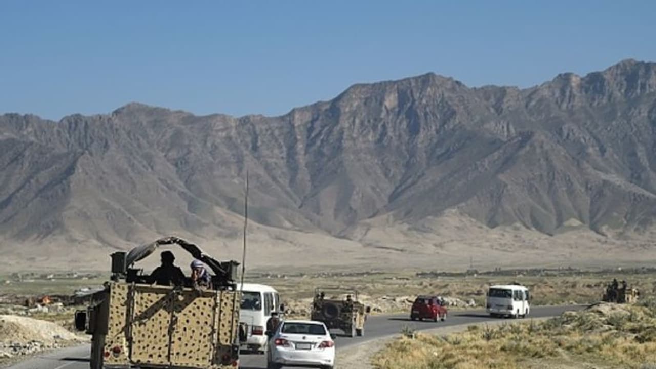 গজনিতে গাড়ি বোমা বিস্ফোরণ, নিরাপত্তা কর্মীদের রক্তে ভিজল আফগান মাটি