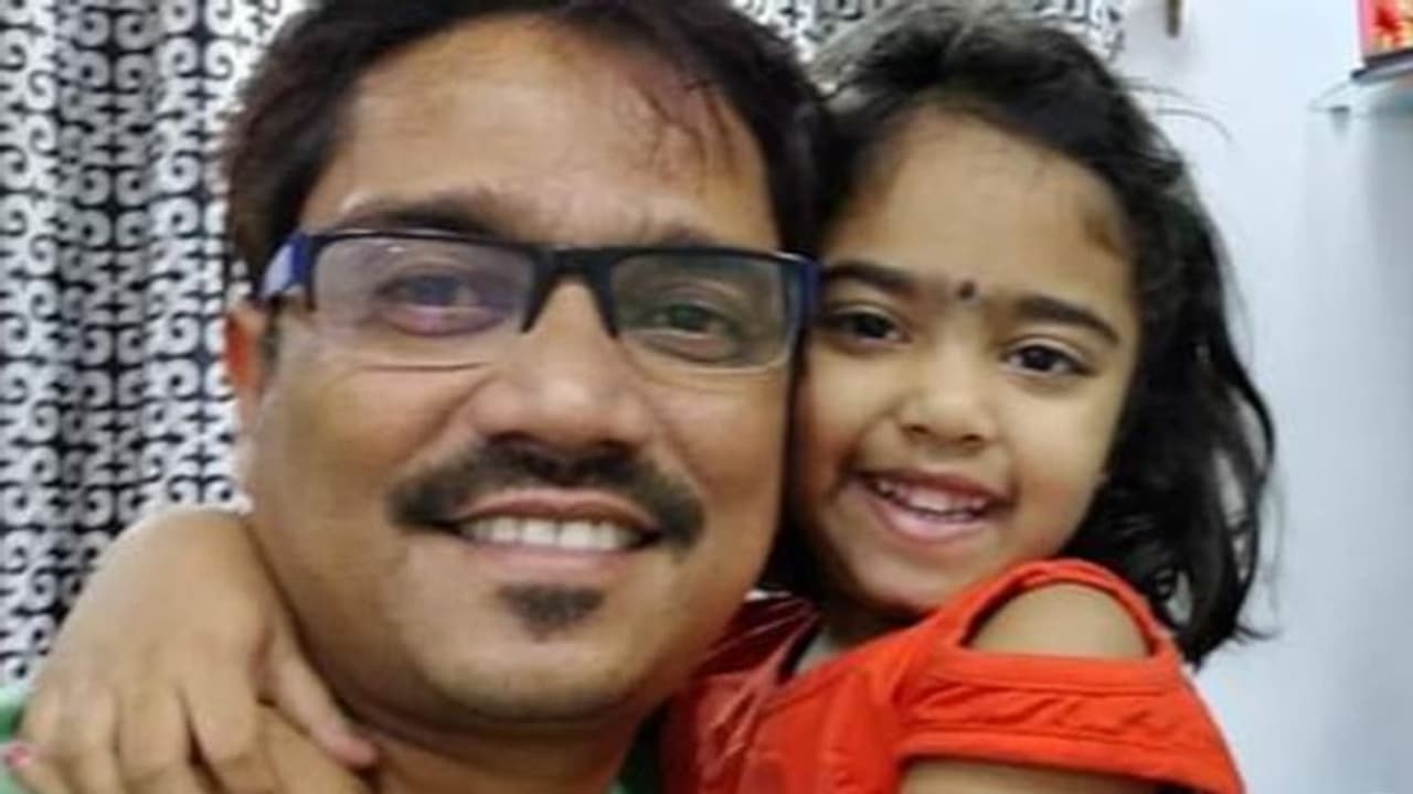 মেয়ের জন্মদিনে মানবিকতার ছোঁয়া, বৃদ্ধাশ্রমে খাদ্যসামগ্রী নিয়ে হাজির স্বাস্থ্যকর্মী মেয়ের জন্মদিনে মানবিকতার ছোঁয়া, বৃদ্ধাশ্রমে খাদ্যসামগ্রী নিয়ে হাজির স্বাস্থ্যকর্মী