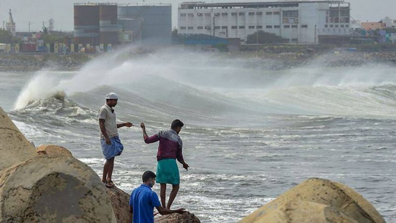 মুম্বইয়ের আরও কাছে নিসর্গ, শুরু হয়ে গিয়েছে ঝড় বৃষ্টি, কিছুক্ষণের মধ্যেই আছড়ে পড়বে ঘূর্ণিঝড়টি মুম্বইয়ের আরও কাছে নিসর্গ, শুরু হয়ে গিয়েছে ঝড় বৃষ্টি, কিছুক্ষণের মধ্যেই আছড়ে পড়বে ঘূর্ণিঝড়টি