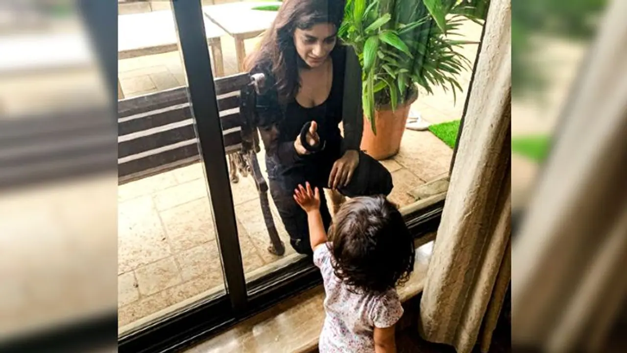 সন্তানের কাছে থেকেও ছোঁয়া যাবে না, প্রবল যন্ত্রণার গল্প শোনালেন মুম্বইয়ের এক মা সন্তানের কাছে থেকেও ছোঁয়া যাবে না, প্রবল যন্ত্রণার গল্প শোনালেন মুম্বইয়ের এক মা