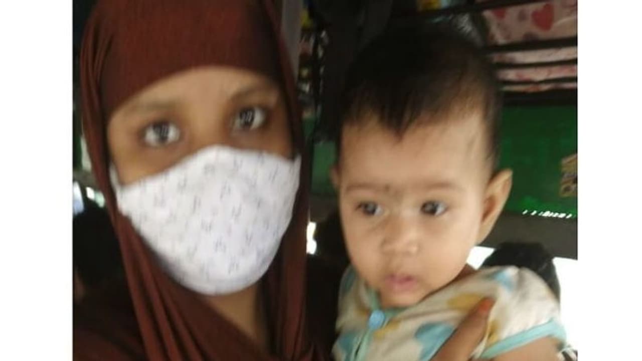 2 दिन से भूखी बच्ची को पानी में बिस्किट मिलाकर खिला रही थी मां, तभी RPF जवान मसीहा बनकर पहुंचा 2 दिन से भूखी बच्ची को पानी में बिस्किट मिलाकर खिला रही थी मां, तभी RPF जवान मसीहा बनकर पहुंचा