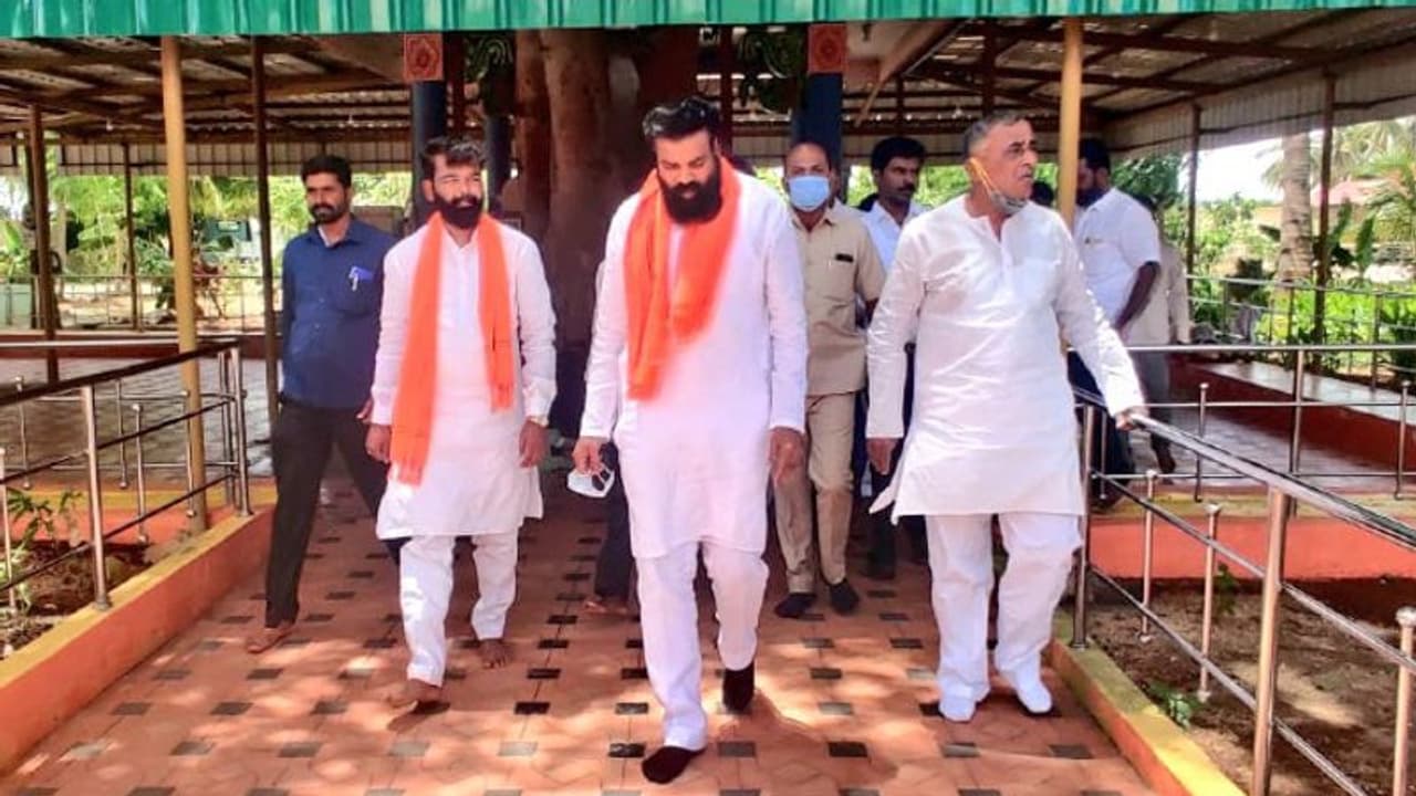 আপেলের মালা পরাতে উড়ে গেল সামাজিক দূরত্ব, চরম বিতর্কে খোদ স্বাস্থ্যমন্ত্রী, দেখুন ভিডিও