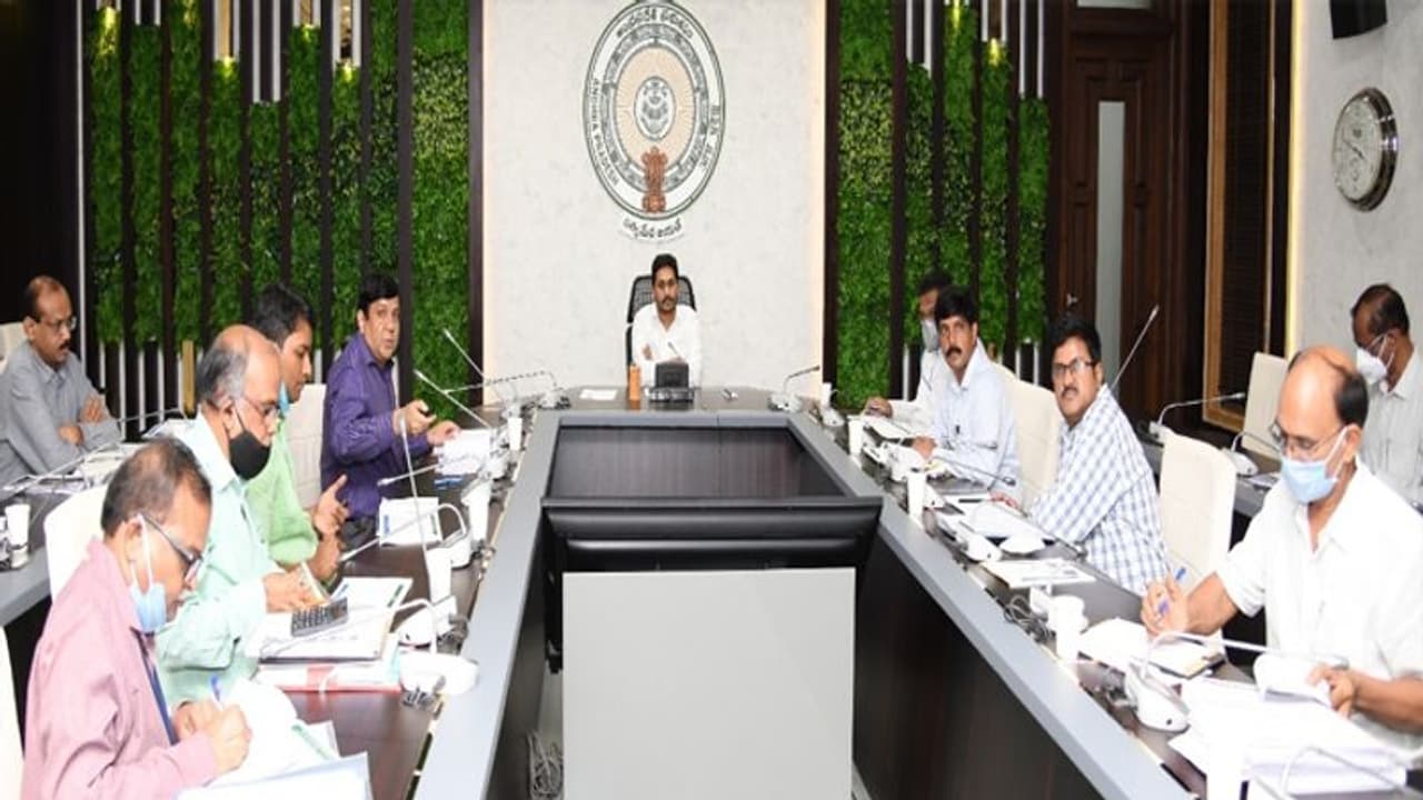 ఏపీ సచివాలయంలో పది మందికి కరోనా: ఈ నెల 11న కేబినెట్ వేదిక ఎక్కడ..? ఏపీ సచివాలయంలో పది మందికి కరోనా: ఈ నెల 11న కేబినెట్ వేదిక ఎక్కడ..?