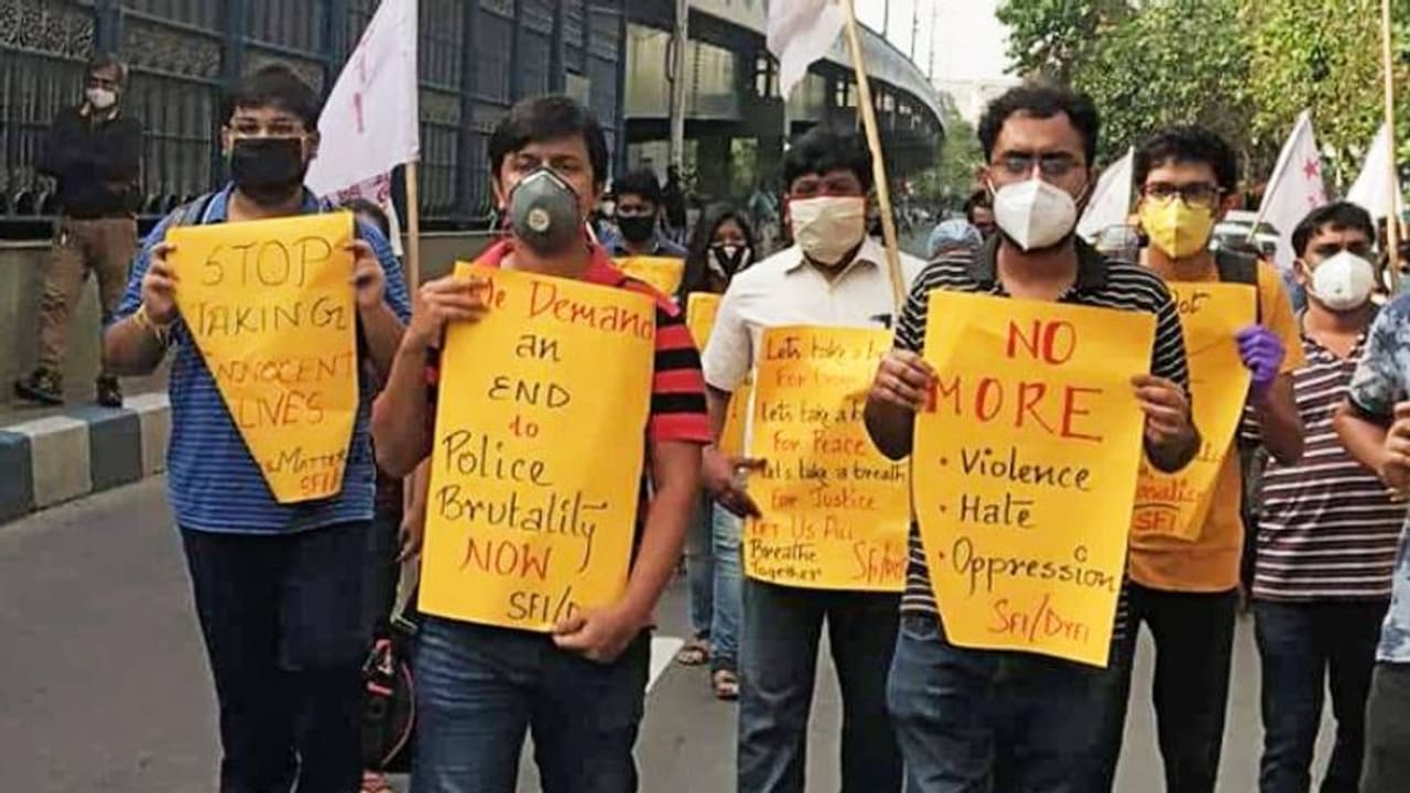 'আই কান্ট ব্রিদ' আন্দোলন পৌঁছল কলকাতায়, আমেরিকান সেন্টারের সামনে বিক্ষোভ ছাত্র যুবদের