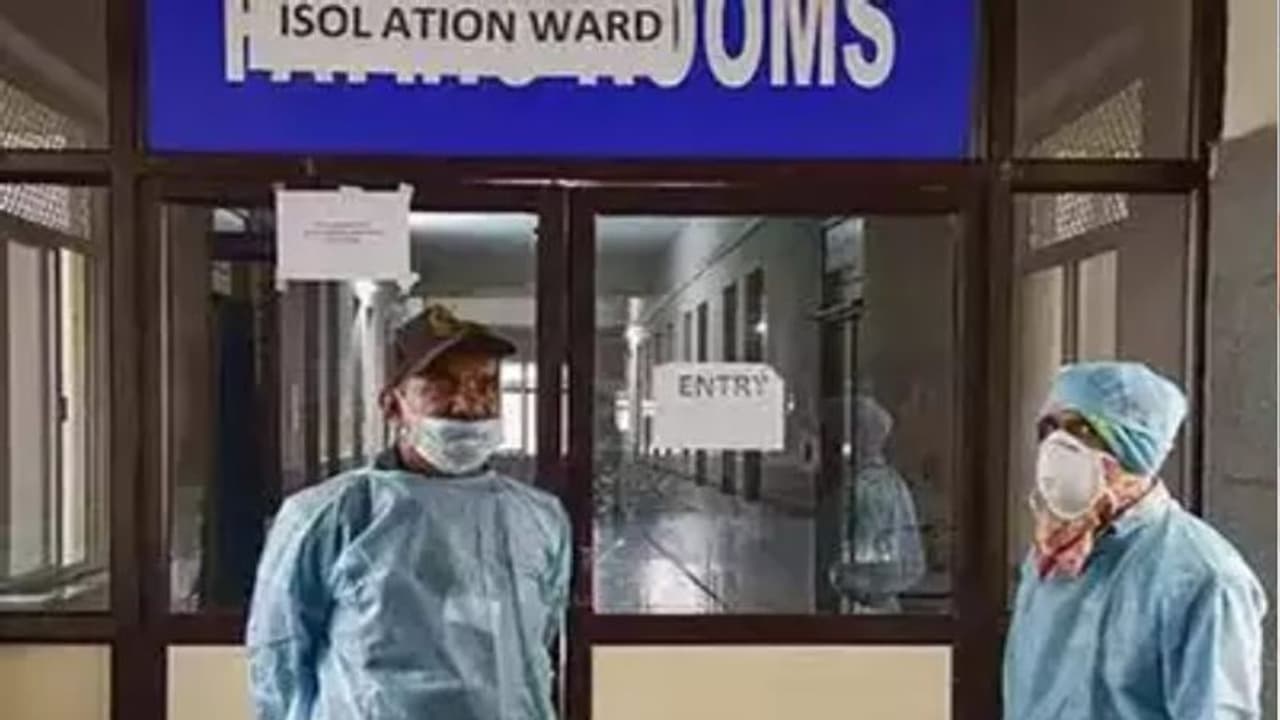 ലിഫ്റ്റടിച്ചുള്ള ബൈക്ക് യാത്രക്കിടെ അപകടം, പൊലീസ് അറിഞ്ഞില്ല: കൊവിഡ് ബാധിച്ച് മരണം, സന്ദർശകർ നിരവധി