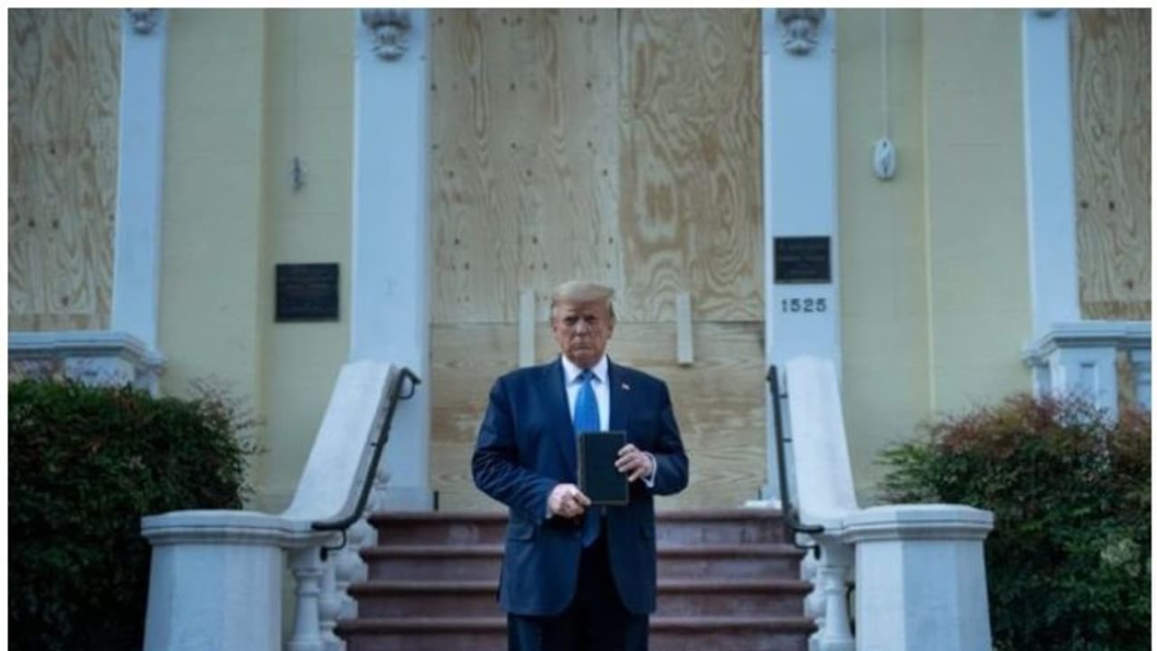 ബൈബിളുമേന്തി ട്രംപ് പള്ളിയില്; നിന്ദ്യമായ നടപടിയെന്ന് ആര്ച്ച് ബിഷപ് ബൈബിളുമേന്തി ട്രംപ് പള്ളിയില്; നിന്ദ്യമായ നടപടിയെന്ന് ആര്ച്ച് ബിഷപ്